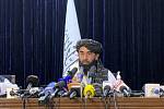 Mluvčí Tálibánu Zabihulláh Mudžáhid na tiskové konferenci v Kábulu