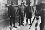 Sériový vrah Fritz Haarmann (na snímku uprostřed, bez čepice) je jedním z nejbrutálnějších zabijáků německých dějin.