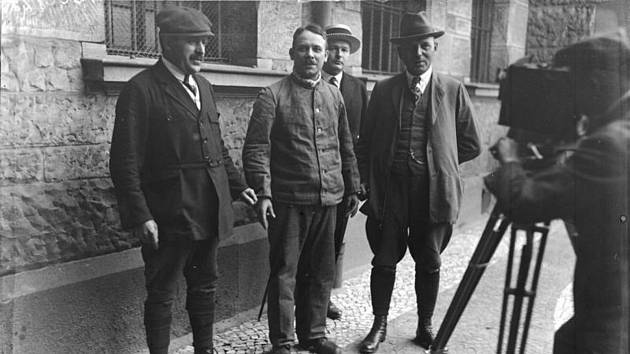 Sériový vrah Fritz Haarmann (na snímku uprostřed, bez čepice) je jedním z nejbrutálnějších zabijáků německých dějin.