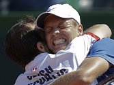 Tomáš Berdych se dělí o radost z postupu do finále Davis Cupu s Radkem Štěpánkem.