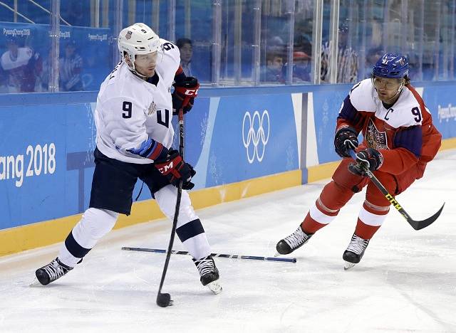 Martin Erat (vpravo) a Brian O'Neill z USA ve čtvrtfinále olympijských her v Pcgjongčchangu.