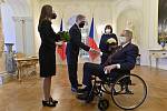 Premiér Petr Fiala s manželkou Janou se při příležitosti tradičního novoročního oběda setkali s prezidentem Milošem Zemanem a jeho ženou Ivanou