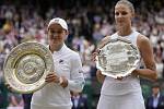 Zleva vítězka dvouhry žen we Wimbledonu Ashleigh Bartyová z Austrálie, vpravo poražená finalistka Karolína Plíšková.