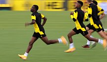 Youssoufa Moukoko z Borussie Dortmund (vlevo).
