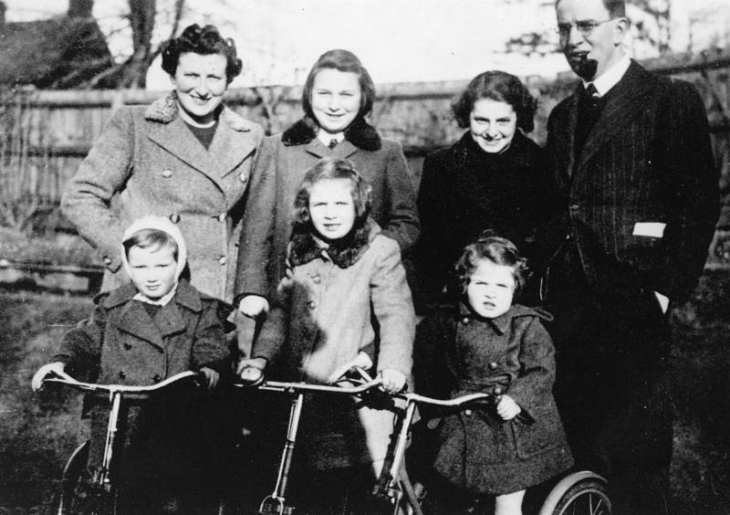 Rodina Korbelova během válečných let v Anglii. Madeleine vpravo vpředu