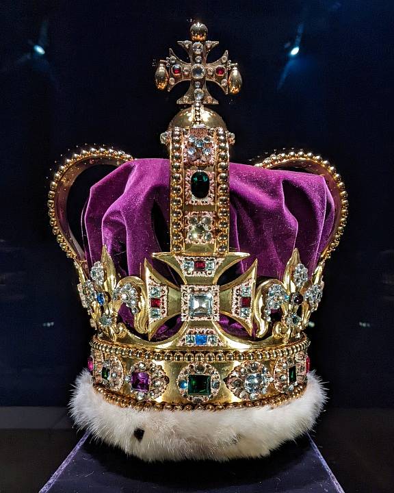 Koruna svatého Eduarda, nejvýznamnější kus mezi britskými korunovačními klenoty. Při své korunovaci ji na sobě měla Alžběta II. a koruna byla položena i na její rakvi