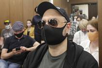 Ruský režisér Kirill Serebrennikov u soudu v Moskvě, 26. června 2020.