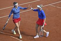 Karolína Muchová a Markéta Vondroušová rozhodly ve čtyřhře o postupu českých tenistek na finálový turnaj Poháru BJK.