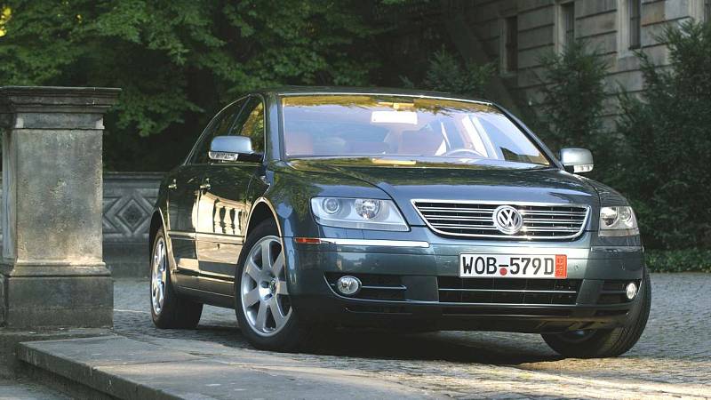 Phaeton. V roce 2002 se Volkswagen opravdu utrhl ze řetězu. Phaeton měl konkurovat limuzínám BMW a Mercedesu. Byl také jakousi odvetou, za to, že Mercedes začal s modelem třídy A přebírat VW zájemce o malá auta.