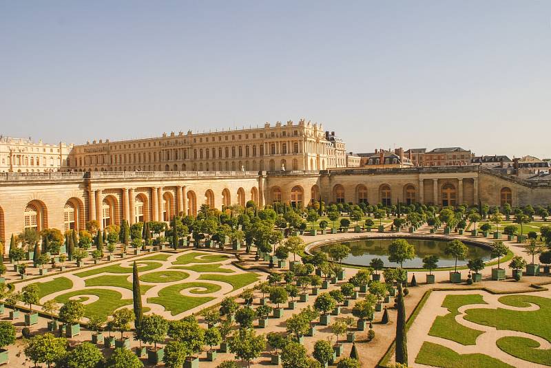 Versailleské zahrady ve Francii, které čítají okolo sta hektarů