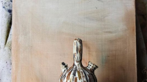 Umělkyně tvoří vázy ze skořápek od vajec a maluje na ně barvami z jehličí a slupek od ovoce