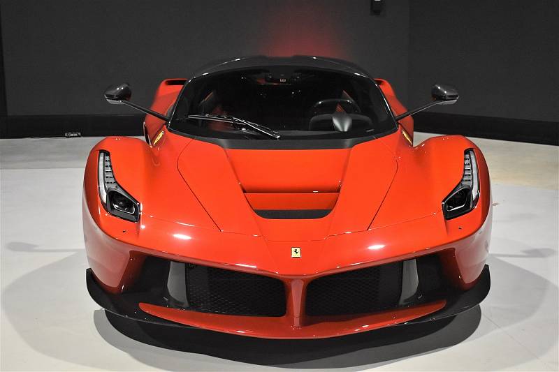 Vozy značky Ferrari mají svůj vlastní výstavní pavilon. Nechybí ani La Ferrari