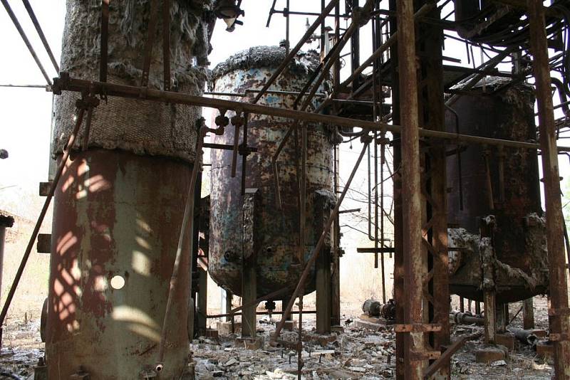 Na místě katastrofy stojí dodnes ruiny tehdejší chemické továrny