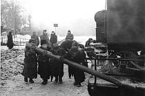 Židovští obyvatelé minského ghetta nasazení na nucené práce při zimní údržbě točny železničního depa, únor 1942