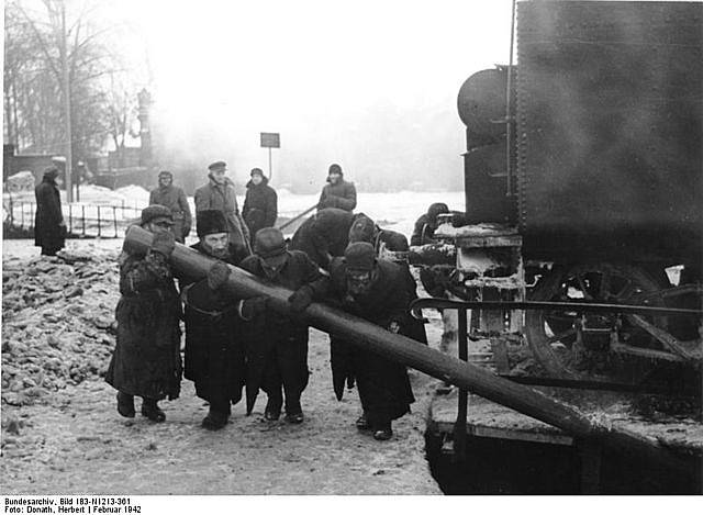 Židovští obyvatelé minského ghetta nasazení na nucené práce při zimní údržbě točny železničního depa, únor 1942