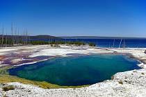 Jezero pramene Abyss Pool v Yellowstonském národním parku