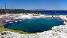 Jezero pramene Abyss Pool v Yellowstonském národním parku