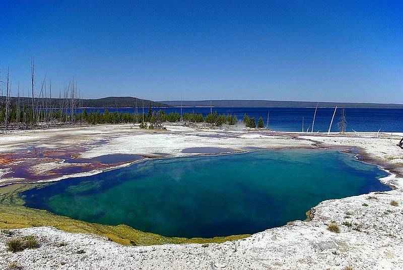 Jezero pramene Abyss Pool v Yellowstonském národním parku