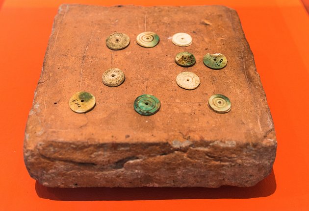 Římská hra s mlýnem, dlaždice, zapůjčeno z Římsko-germánského muzea v Kolíně nad Rýnem.