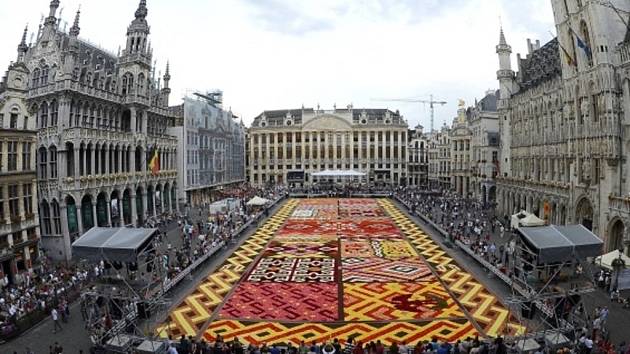 Bruselské náměstí zdobí obří květinový koberec, tématem je Afrika - Deník.cz