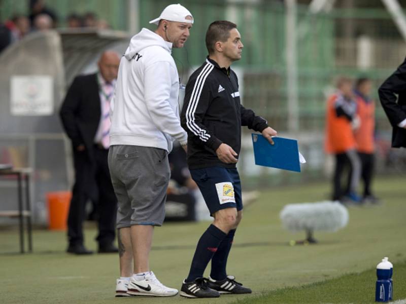 Rozhodčí Marek Pilný (vpravo) řídil zápas v Příbrami opilý. Disciplinární komise mu udělila dvouletý zákaz výkonu funkce a musí zaplatit pokutu.