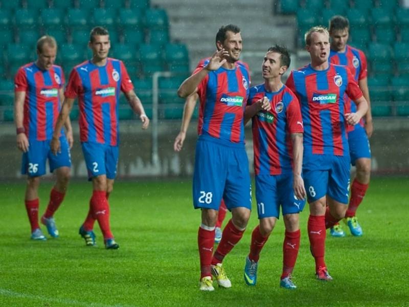 Střelec Plzně Marián Čišovský (č. 28) se raduje se spoluhráči s gólu proti Nomme Kalju.