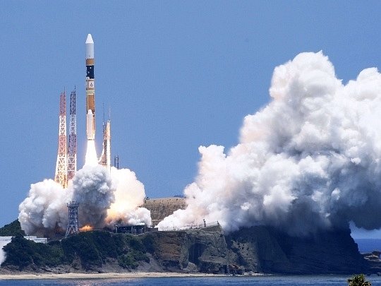 Start japonské rakety, která dnes vynesla s úspěchem na oběžnou dráhu kolem Země satelit ALOS-2.