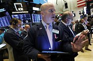 Obchodníci na akciové burze v New Yorku - ilustrační foto