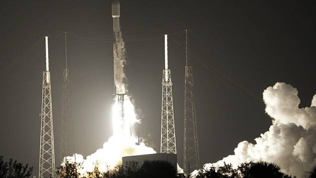 Raketa SpaceX Falcon 9 startuje z mysu Canaveral na Floridě s nákladem včetně dvou lunárních vozítek z Japonska a Spojených arabských emirátů 11. prosince 2022