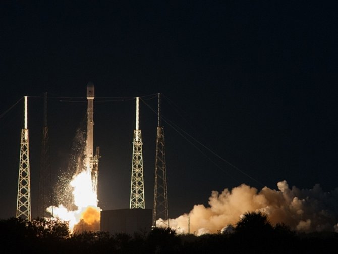  Po několika odkladech vypustila americká společnost Space Exploration Technologies (SpaceX) do vesmíru první telekomunikační družici. 