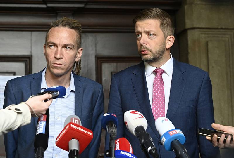 Předseda STAN Vít Rakušan (vpravo) a předseda Pirátů Ivan Bartoš