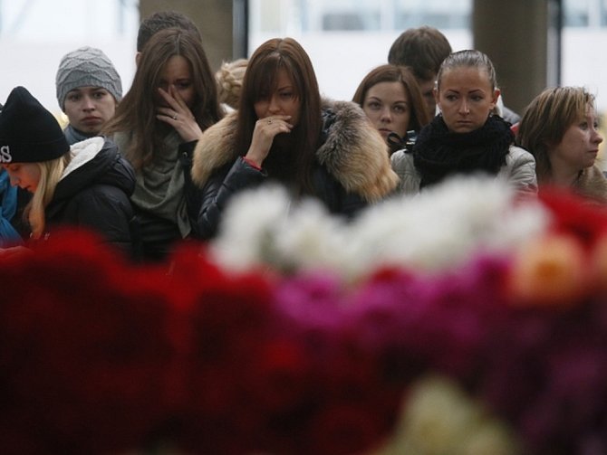 Rusko dnes truchlí nad oběťmi havárie letounu Airbus A321 společnosti Kogalymavia, který se v sobotu zřítil v Egyptě na Sinajském poloostrově. 