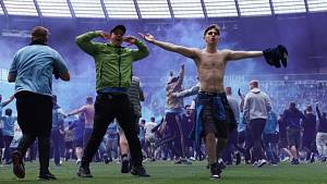 Invaze fanoušků Manchesteru City na hřiště po zisku mistrovského titulu.