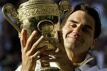 Roger Federer s trofejí pro vítěze Wimbledonu. 