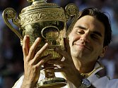 Roger Federer s trofejí pro vítěze Wimbledonu. 