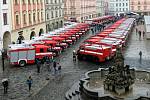 Na Horním náměstí v Olomouci představitelé záchranných sborů všech krajů a Prahy převzali devětapadesát hasičských vozidel za 352 milionů korun.