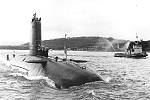 Britská jaderná ponorka Conqueror se vrací 4. července 1982 na britskou ponorkovou základnu po dokončení své mise ve válce o Falklandy