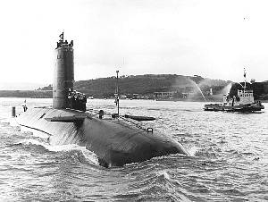 Britská jaderná ponorka Conqueror se vrací 4. července 1982 na britskou ponorkovou základnu po dokončení své mise ve válce o Falklandy