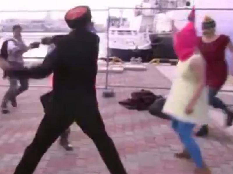 Pussy Riot daly na web protestní video se záběry útoku kozáků.