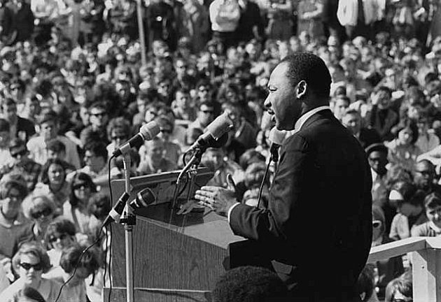 Martin Luther King mluví na protivietnamském válečném shromáždění na Minnesotské univerzitě v St. Paul 27. dubna 1967