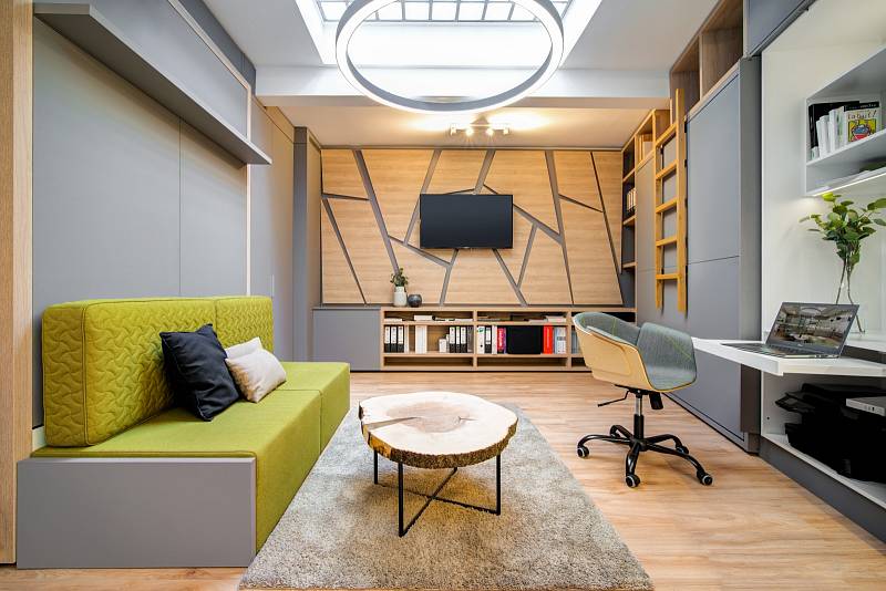Garsonka v pražské Michli má jen 27 metrů čtverečních. Studio Mooden zde vytvořilo příjemné multifunkční obydlí s kuchyňskou linkou, jídelním stolem, šatnou, obývacím pokojem a ložnicí.