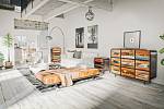 Moderní industriální vzhled nábytku je výsledkem fúze minimalismu ocelových rámů s rustikálním lodním dřevem.