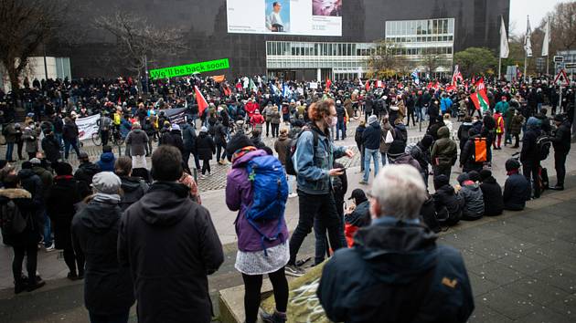 Demonstrace odpůrců opatření proti šíření koronaviru v Düsseldorfu