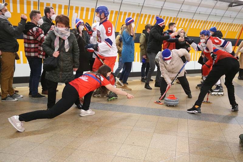 Po pražském metru se proháněli olympionici.