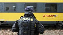 Policisté v celé republice před polednem zastavili vlaky některých přepravců kvůli hrozbě bombového útoku.