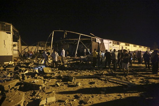 Následky náletu na detenční středisko pro migranty na předměstí libyjského hlavního města Tripolisu.