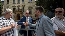 Na dvě desítky lidí protestovaly před Úřadem vlády proti návrhu na rušení matrik. Zároveň demonstrovaly za to, aby údaje o majetku komunálních politiků byly automaticky a veřejně dostupné.