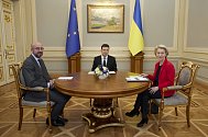 Ukrajinský prezident Volodymyr Zelenskyj (uprostřed), předsedkyně Evropské komise Ursula von der Leyenová a předseda Evropské rady Charles Michel na summitu v Kyjevě