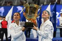 Marie Bouzková (vpravo) a Sara Sorribesová s nejcennější trofejí, kterou získaly v Pekingu.