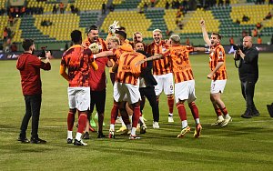 Fotbalisté Galatasaray Istanbul se radují z vítězství poté, co fotbalisté Fenerbahce předčasně opustili hřiště.